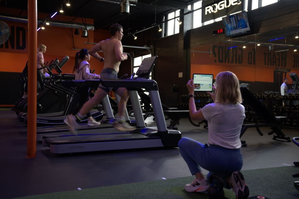 Annie Glackin performing a running assessment at Glackin Physiotherapy